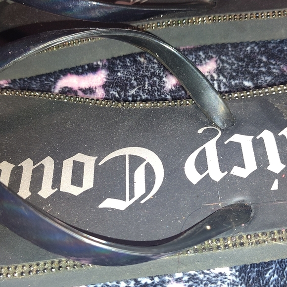 Juicy Couture Black Flip Flops - Picture 2 of 3